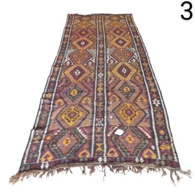 Alfombra Kilim turca vintage tejida a mano con patrones geométricos en tonos marrón, burdeos y naranja alquiler para eventos, publicidad, peliculas y series