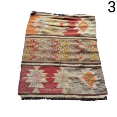 Alfombra Kilim turca vintage tejida a mano con un patrón geométrico tribal en tonos tierra alquiler para eventos, publicidad, peliculas y series