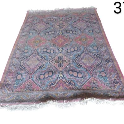 Alfombra turca vintage de lana con diseño geométrico y tonos rosados y azules alquiler para eventos, publicidad, peliculas y series