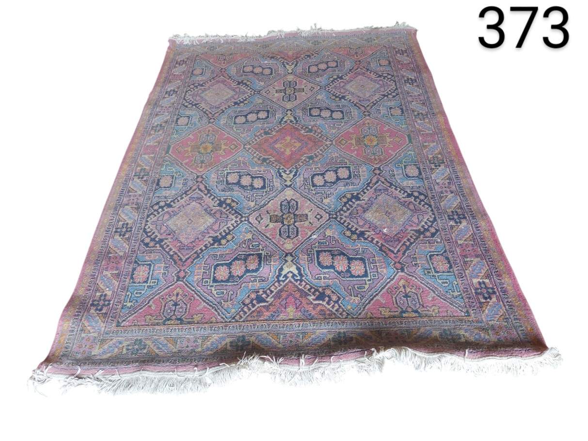 Vintage turkish wool rug with geometric design and pink and blue tones for rent for events, advertising, films and series.