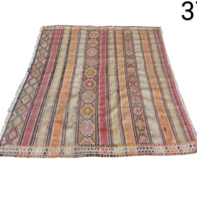 Alfombra Kilim turca vintage tejida a mano con un patrón geométrico a rayas en tonos rojizos y anaranjados alquiler para eventos, publicidad, peliculas y seris