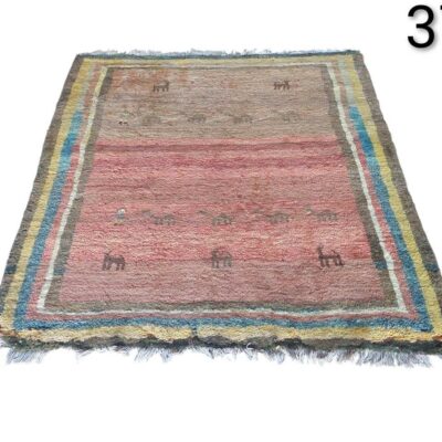 Alfombra Gabbeh persa de lana anudada a mano destaca por sus motivos rústicos de animales y colores naturales, característicos de la artesanía nómada alquiler para eventos, publicidad, peliculas y series