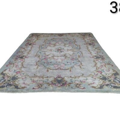 Vintage turkish floral style carpet, probably made of wool, for rent for events, advertising, movies and series.
