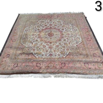 Alfombra persa Tabriz anudada a mano, caracterizada por un fino diseño floral y un medallón central en tonos rosa y crema alquiler para eventos, publicidad, peliculas y series