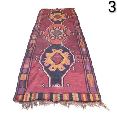 Alfombra kilim turca vintage tejida a mano con diseños geométricos en tonos rojos, negros y amarillos alquiler para eventos, publicidad, peliculas y series