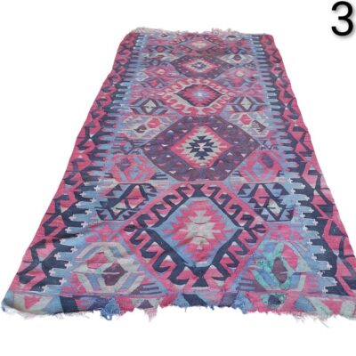 Alfombra Kilim turca vintage de lana color rosa y morado alquiler para eventos, publicidad, peliculas y series