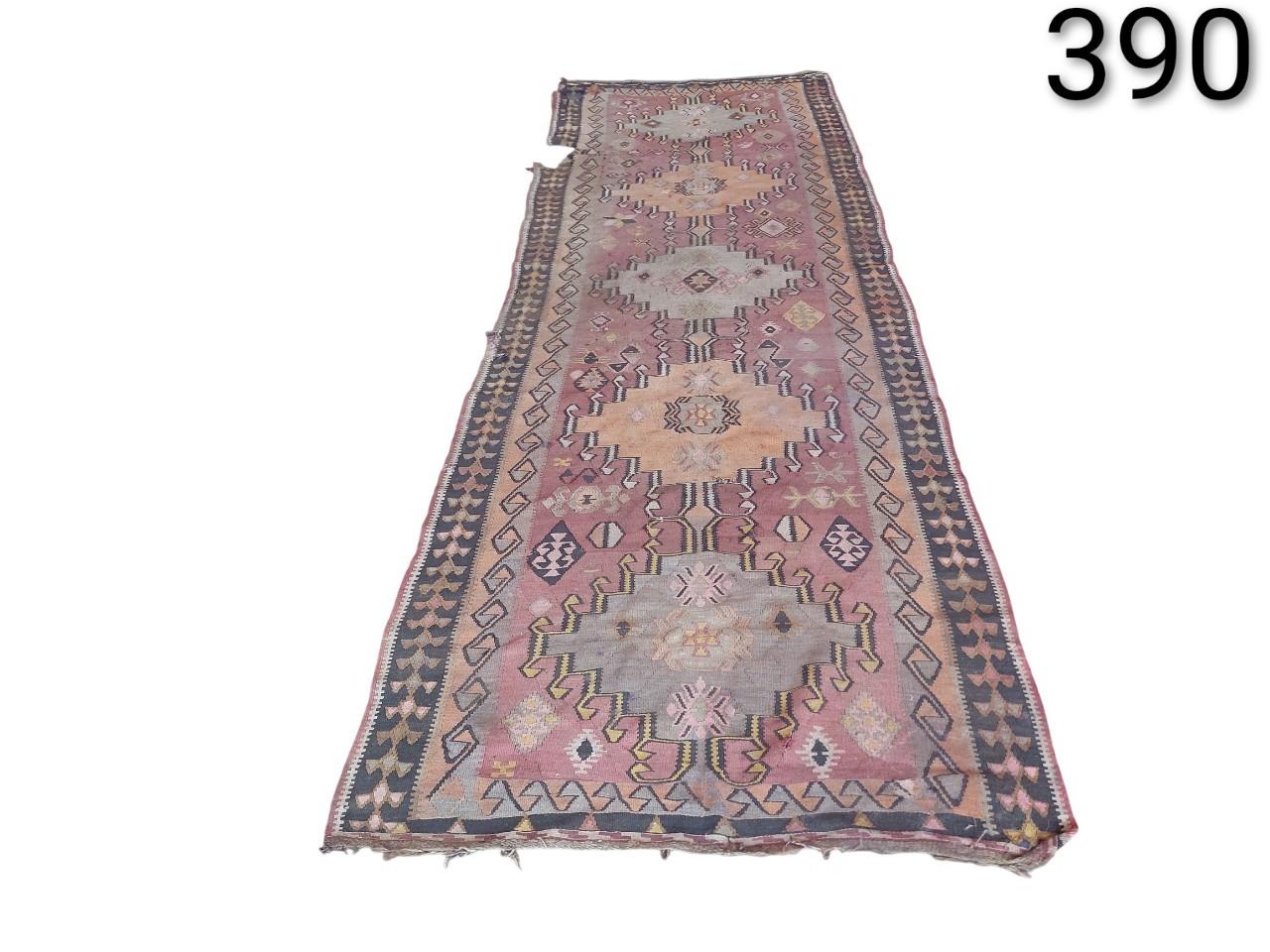 Alfombra tipo pasillo estilo Kilim turco de lana hecha a mano con motivos geométricos alquiler para eventos, publicidad, peliculas y series
