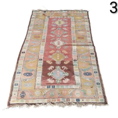 Alfombra kilim turca vintage de lana con motivos geométricos y tonos pastel alquiler para eventos, publicidad, peliculas y series