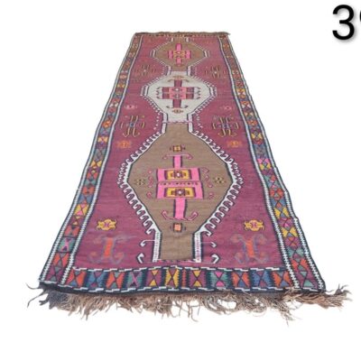 Alfombra de pasillo estilo kilim turco vintage, tejida a mano con motivos geométricos tribales en tonos burdeos, rosa y beige alquiler para eventos, publicidad, peliculas y series