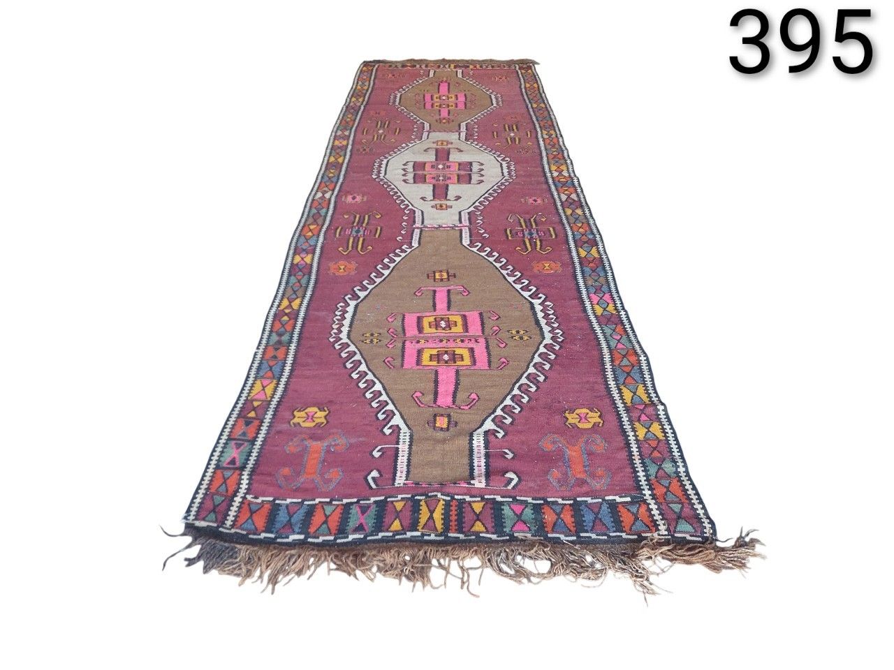 Alfombra de pasillo estilo kilim turco vintage, tejida a mano con motivos geométricos tribales en tonos burdeos, rosa y beige alquiler para eventos, publicidad, peliculas y series
