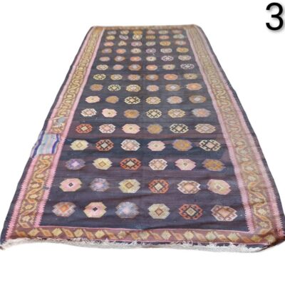 Aflombra kilim turco vintage de lana hecho a mano con un diseño geométrico de medallones alquiler para eventos, publicidad, peliculas y series