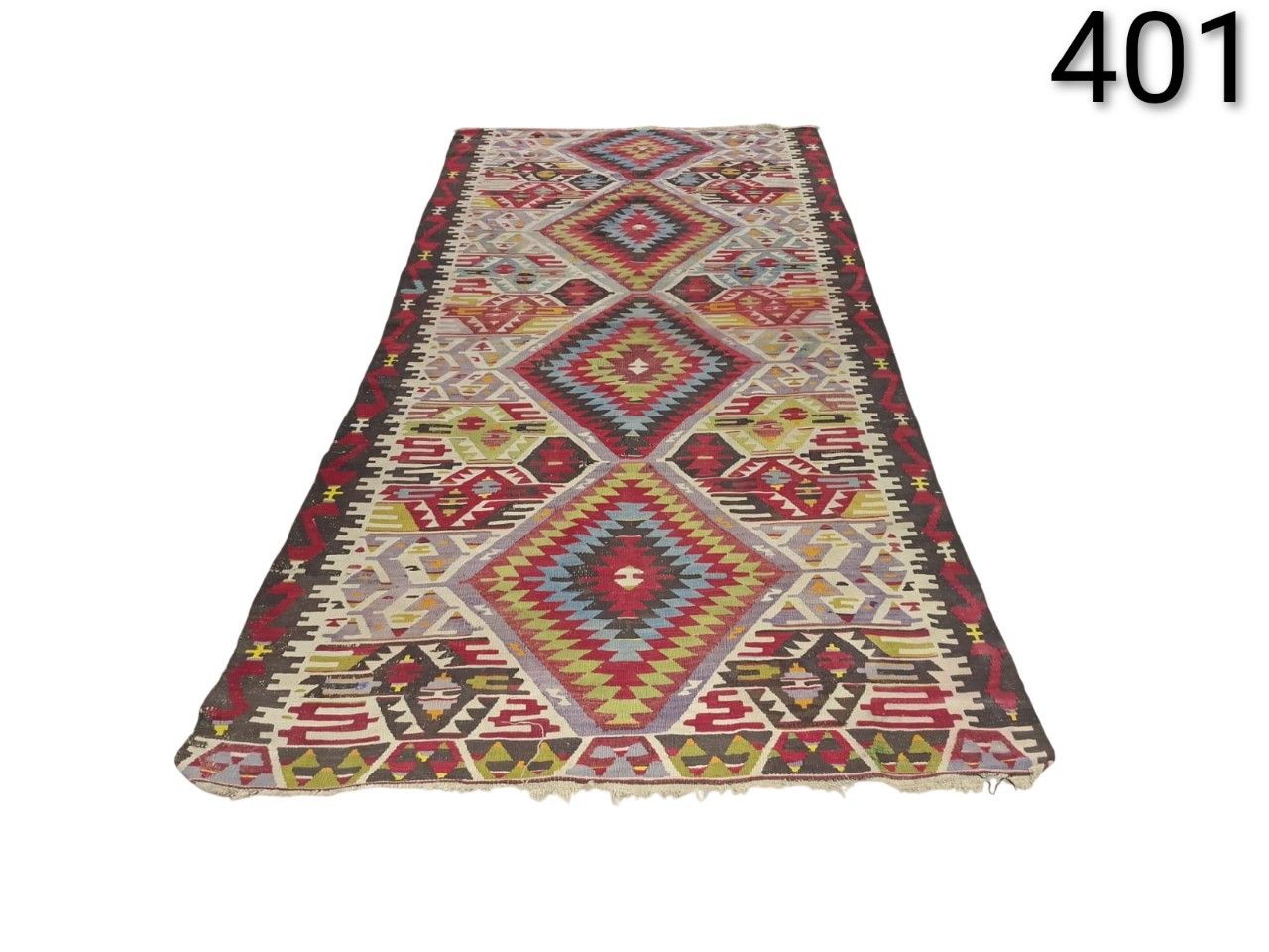 Alfombra Kilim turca vintage hecha a mano con patrones geométricos en tonos rojos, azules y verdes alquiler para eventos, publicidad, peliculas y series