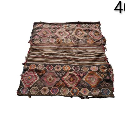 Alfombra kilim de lana tejida a mano con un diseño geométrico tradicional alquiler para eventos, publicidad, peliculas y series