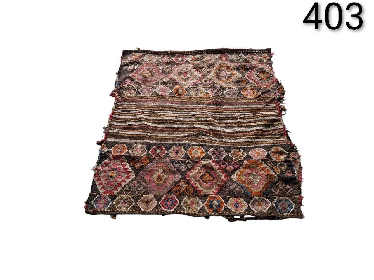 Alfombra kilim de lana tejida a mano con un diseño geométrico tradicional alquiler para eventos, publicidad, peliculas y series
