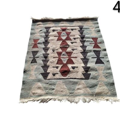 Alfombra Kilim turca vintage de tejido plano con motivos geométricos y flecos en los extremos alquiler para eventos, publicidad, peliculas y series