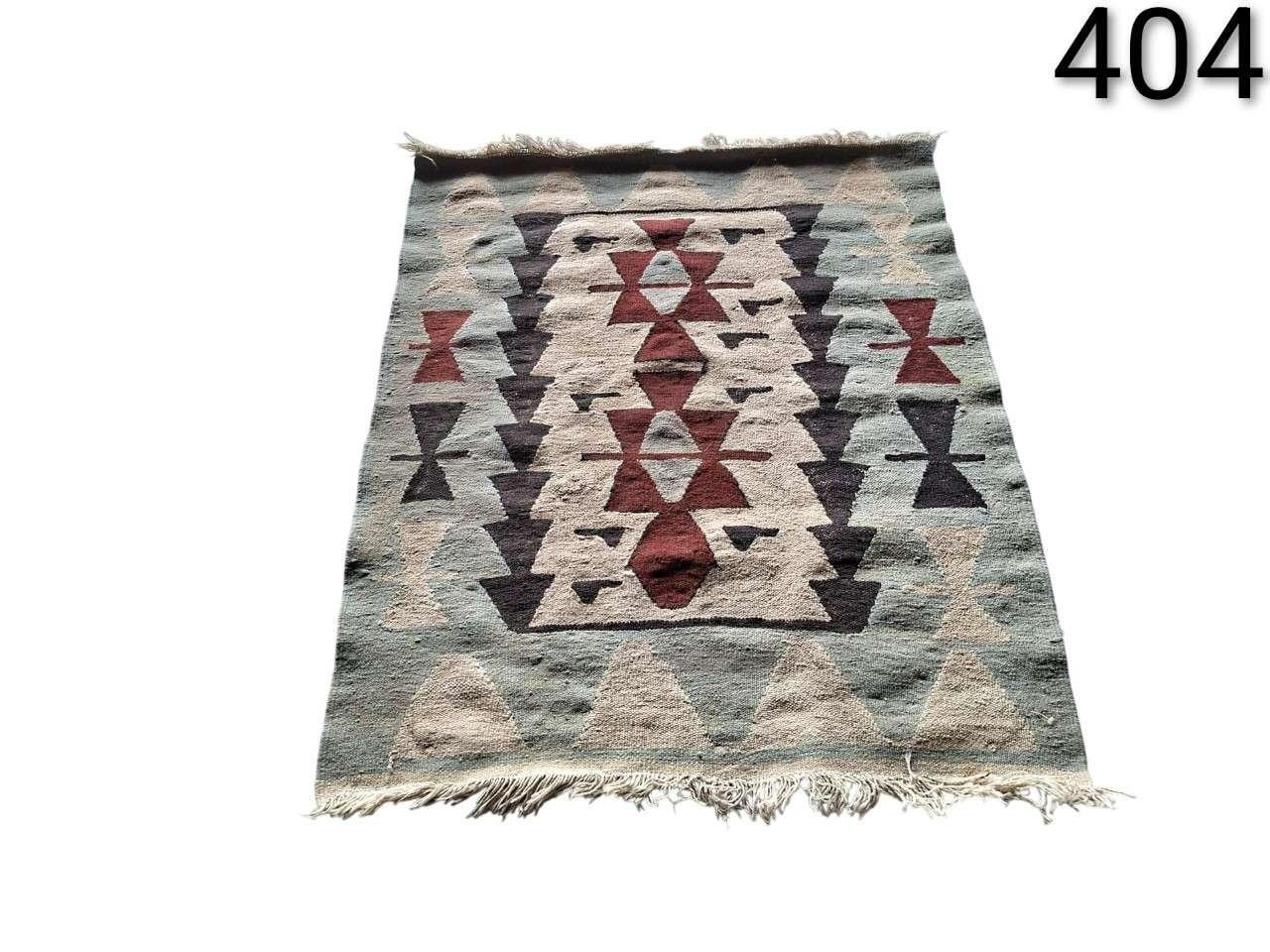 Alfombra Kilim turca vintage de tejido plano con motivos geométricos y flecos en los extremos alquiler para eventos, publicidad, peliculas y series