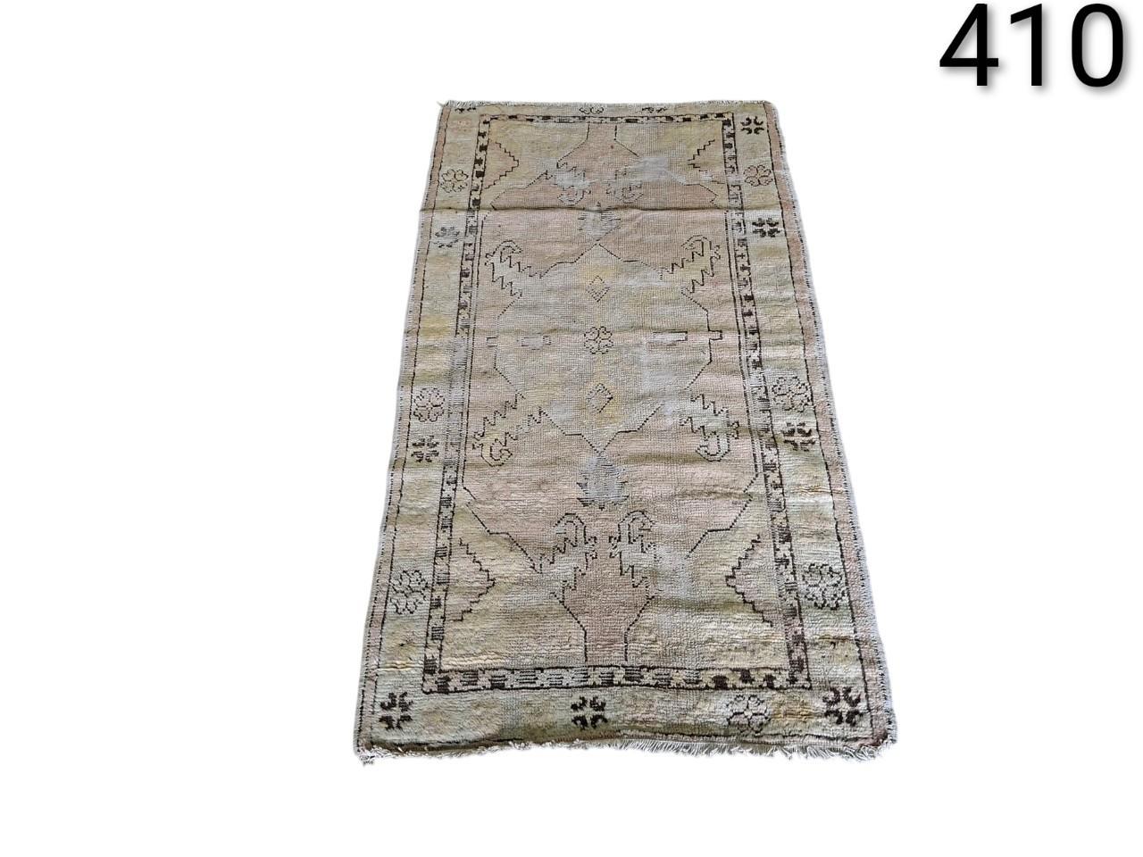 Vintage Turkish Oushak wool rug with geometric pattern in beige and brown tones for rent for events, advertising, films and series.