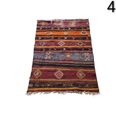Alfombra Kilim turca vintage tejida a mano con un patrón de rayas geométricas en tonos rojos, naranjas y marrones alquiler para eventos, publicidad, peliculas y series