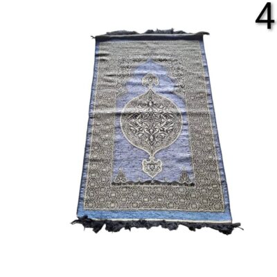 Alfombra de oración musulmana de la marca BAYKUL o EDUS, diseñada en estilo turco con un patrón azul y negro alquiler para eventos, publicidad, peliculas y series
