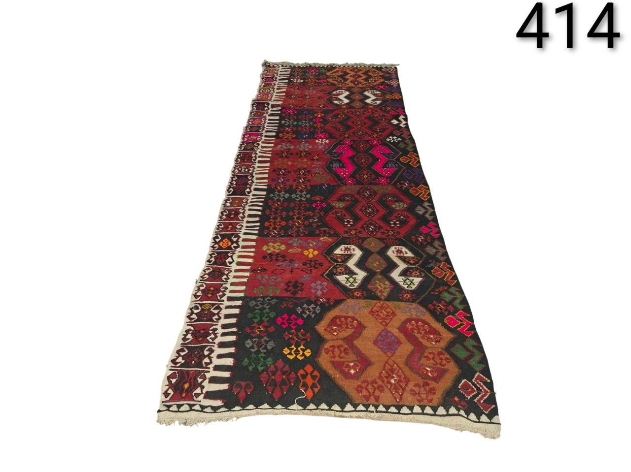 Alfombra tipo kilim turco vintage tejida a mano en lana con patrones geométricos tribales en tonos rojos y negros alquiler para eventos, publicidad, peliculas y series