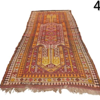 Alfombra de pasillo estilo kilim turco vintage con patrones geométricos en tonos rojos, naranjas y amarillos alquiler para eventos, publicidad, peliculas y series