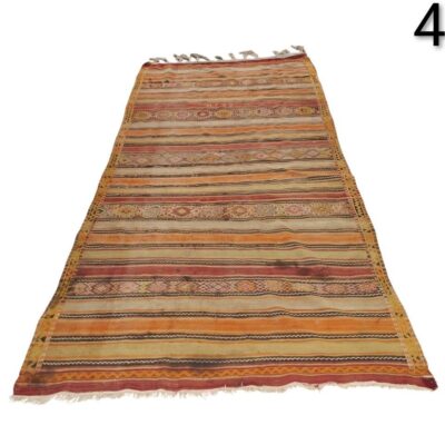Alfombra Kilim turca vintage tejida a mano con un diseño geométrico de rayas en tonos cálidos alquiler para eventos, publicidad, peliculas y series