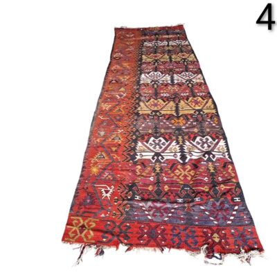 Alfombra de pasillo turca vintage tipo Kilim, tejida a mano con lana y patrones geométricos en tonos rojos, marrones y azules alquiler para eventos, publicidad, peliculas y series