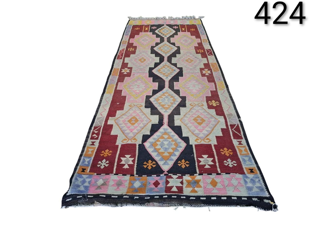 Alfombra Kilim turca vintage hecha a mano con lana y diseños geométricos alquiler para eventos, publicidad, peliculas y series