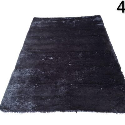 Alfombra de pelo largo, negra y mullida, perfecta para salones o dormitorios alquiler para eventos, publicidad, peliculas y series