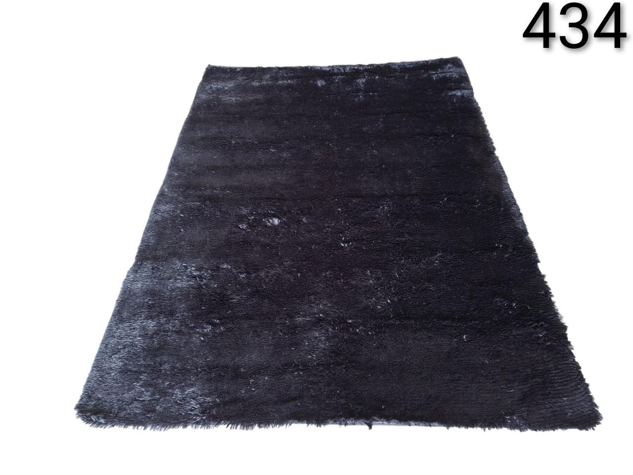 Long pile carpet, black and fluffy, perfect for living rooms or bedrooms, for rent for events, advertising, movies and series.