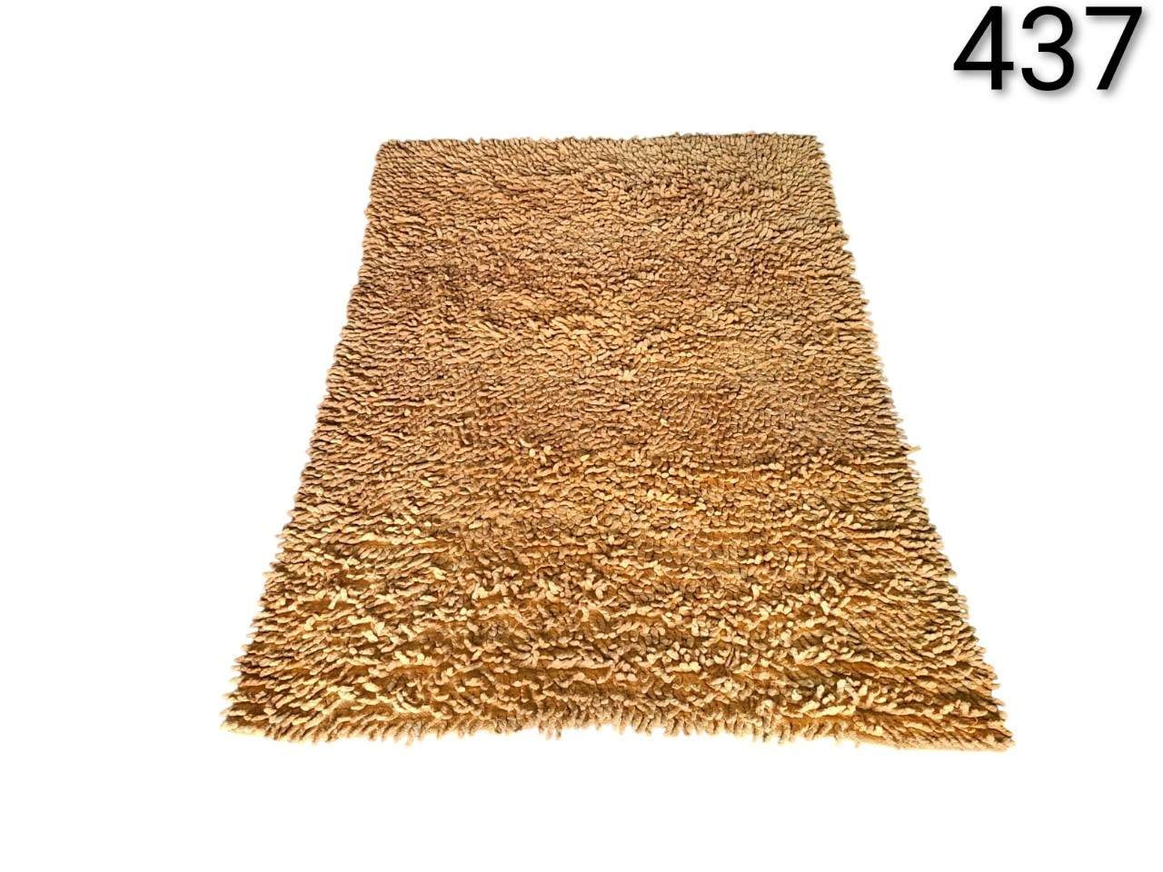 Alfombra tipo shaggy de pelo largo en color beige alquiler para eventos, publicidad, peliculas y series