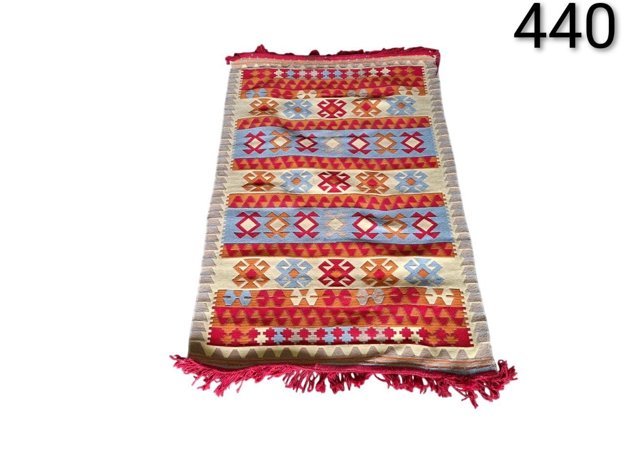 Alfombra Kilim de lana tejida a mano con patrones geométricos tradicionales alquiler para eventos, publicidad, peliculas y series