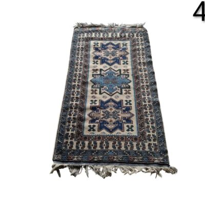 Alfombra rectangular estilo oriental u oushak con un diseño tradicional de medallón central y bordes florales en tonos beige y marrón alquiler para eventos, publicidad, peliculas y series