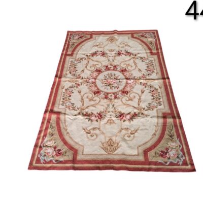 Alfombra de tejido plano estilo Aubusson con diseño floral clásico en tonos crema y rojo alquiler para eventos, publicidad, peliculas y series