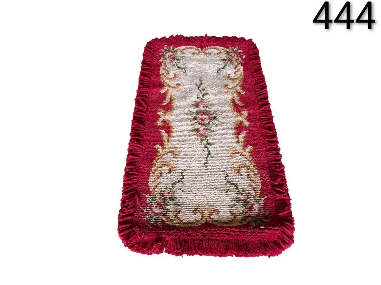 Alfombra pequeña de estilo Aubusson con diseño floral y flecos rojos alquiler para eventos, publicidad, peliculas y series