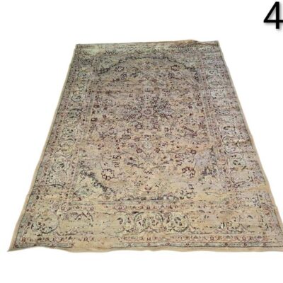 Alfombra turca vintage anudada a mano, probablemente de la región de Kayseri, con un patrón clásico descolorido en tonos beige y marrón alquiler para eventos, publicidad, peliculas y series