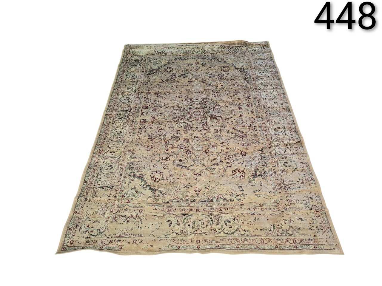 Alfombra turca vintage anudada a mano, probablemente de la región de Kayseri, con un patrón clásico descolorido en tonos beige y marrón alquiler para eventos, publicidad, peliculas y series