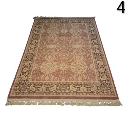 Alfombra anudada a mano con un diseño tradicional de inspiración pakistaní o persa en tonos beige y rojizos alquiler para eventos, publicidad, peliculas y series
