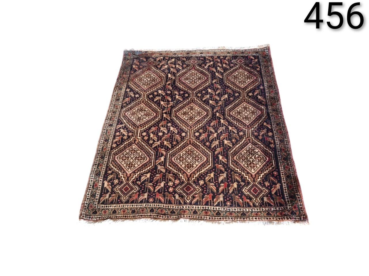 Alfombra tribal Baluchi antigua hecha a mano con un diseño geométrico alquiler para eventos, publicidad, peliculas y series