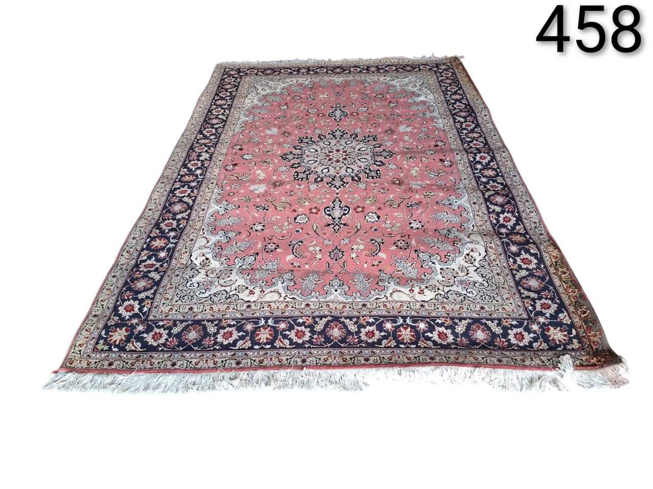 Alfombra persa Tabriz anudada a mano con un medallón central sobre un fondo rosa y borde azul marino alquiler para eventos, publicidad, peliculas y series