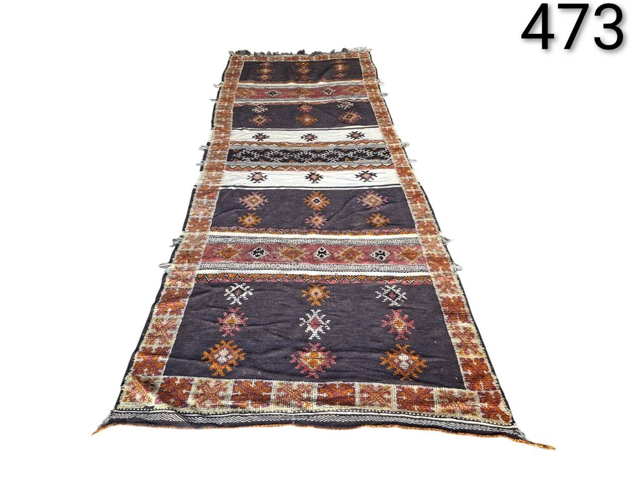 Alfombra Kilim turca tejida a mano con patrones geométricos en tonos marrón oscuro, naranja y blanco alquiler para eventos, publicidad, peliculas y series