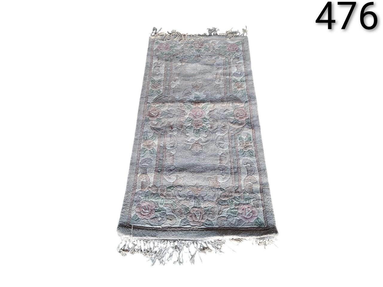 Alfombra decorativa de diseño floral vintage con flecos en los bordes alquiler para eventos, publicidad, peliculas y series
