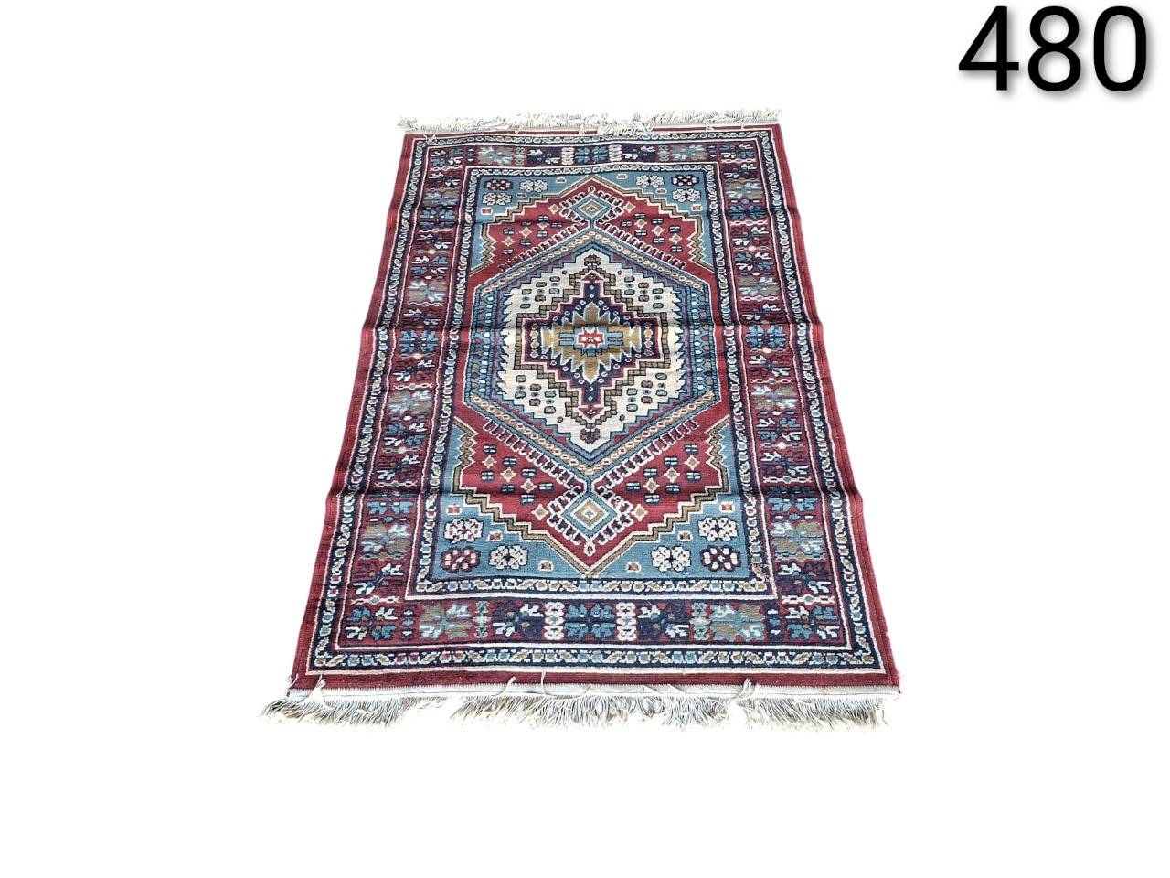 Alfombra de pueblo o nómada tradicional de Irán, posiblemente de tipo Yalameh, confeccionada con lana hilada a mano y con motivos geométricos alquiler para eventos, publicidad, peliculas y series
