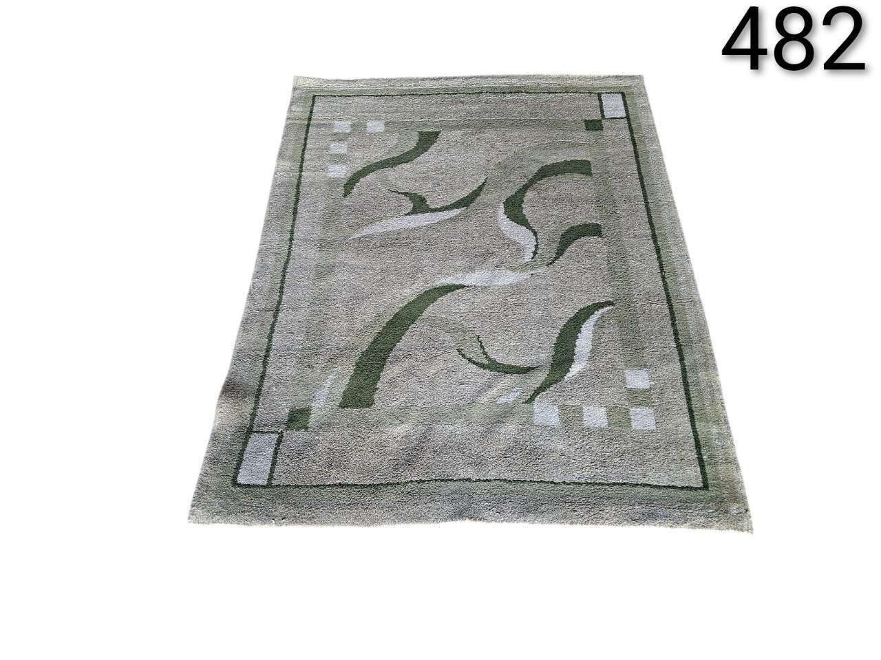 Alfombra oriental anudada a mano de Nepal en tonos beige y verde con un diseño abstracto alquiler para eventos, publicidad, peliculas y series