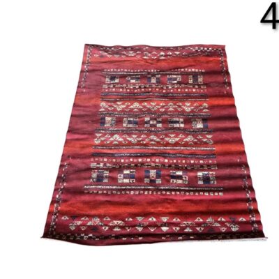 Alfombra Kilim de lana marroquí roja con patrones geométricos tribales alquiler para eventos, publicitario, peliculas y series