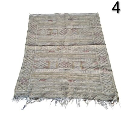 Hand-woven woollen Berber Kilim rug with a geometric pattern in neutral beige and grey tones, probably originating from Morocco, for rent for events, advertising, films and series.