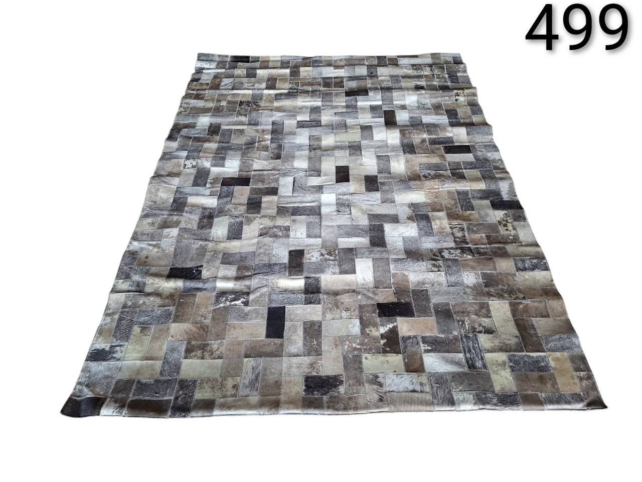 Alfombra de piel de vaca con diseño patchwork a cuadros en tonos grises alquiler para eventos, publicidad, peliculas y series