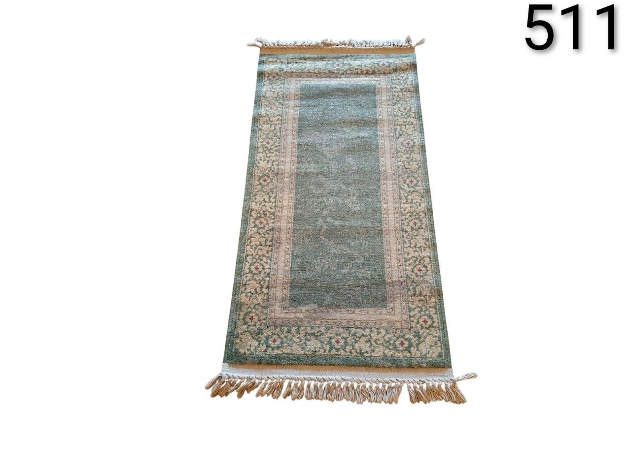 Alfombra tipo pasillo estilo vintage de color verde con flecos alquiler para eventos,publicidad,peliculas y series