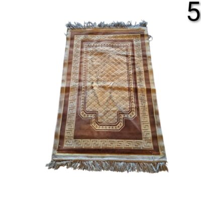 Muslim brown prayer rug with an oriental geometric pattern for rent for events, advertising, films and series.