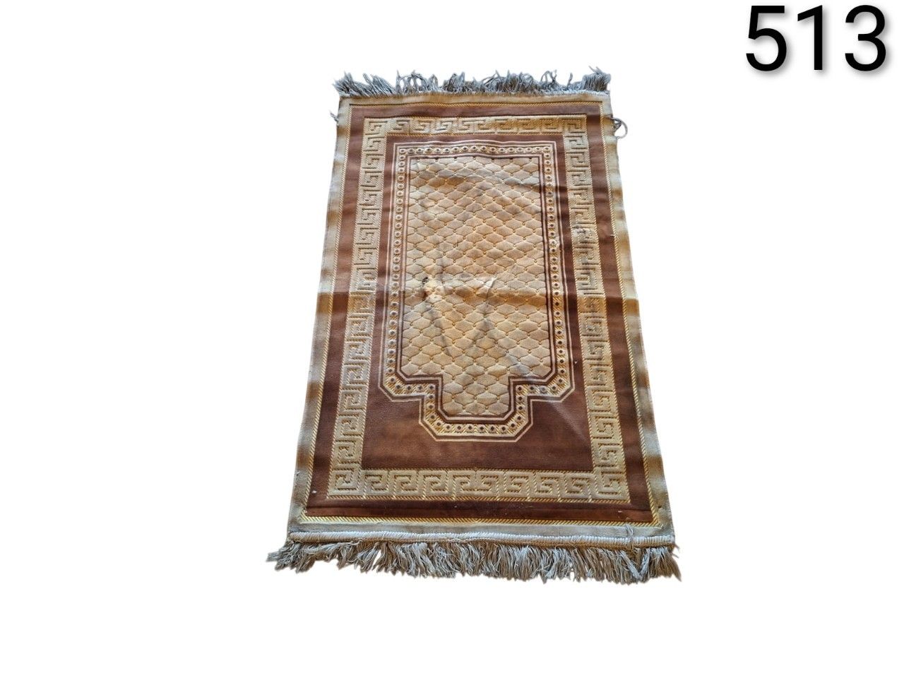 Alfombra de oración musulmana de color marrón con un patrón geométrico oriental alquiler para eventos, publicidad, peliculas y series